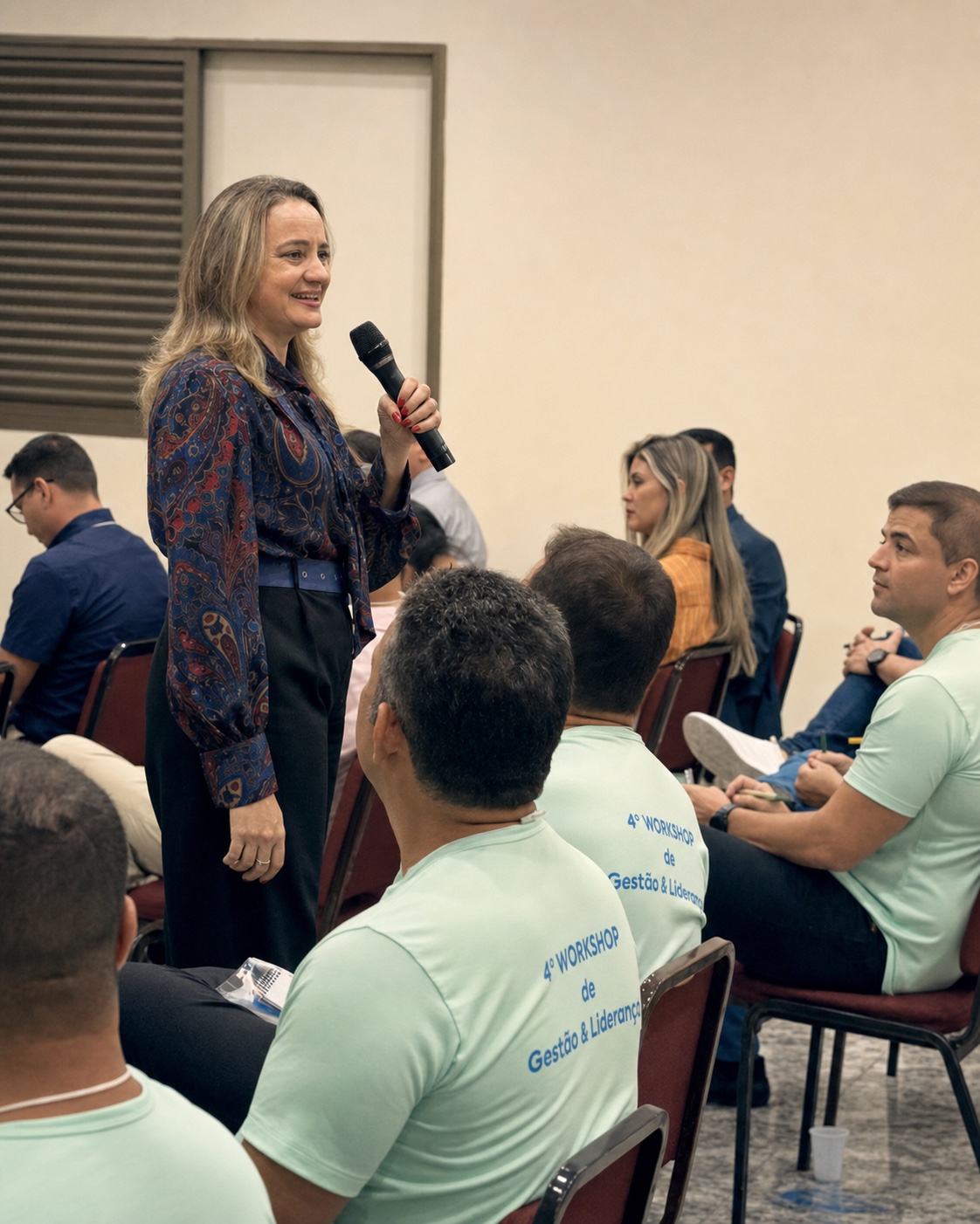 Carolina Resende conduzindo um workshop de liderança
